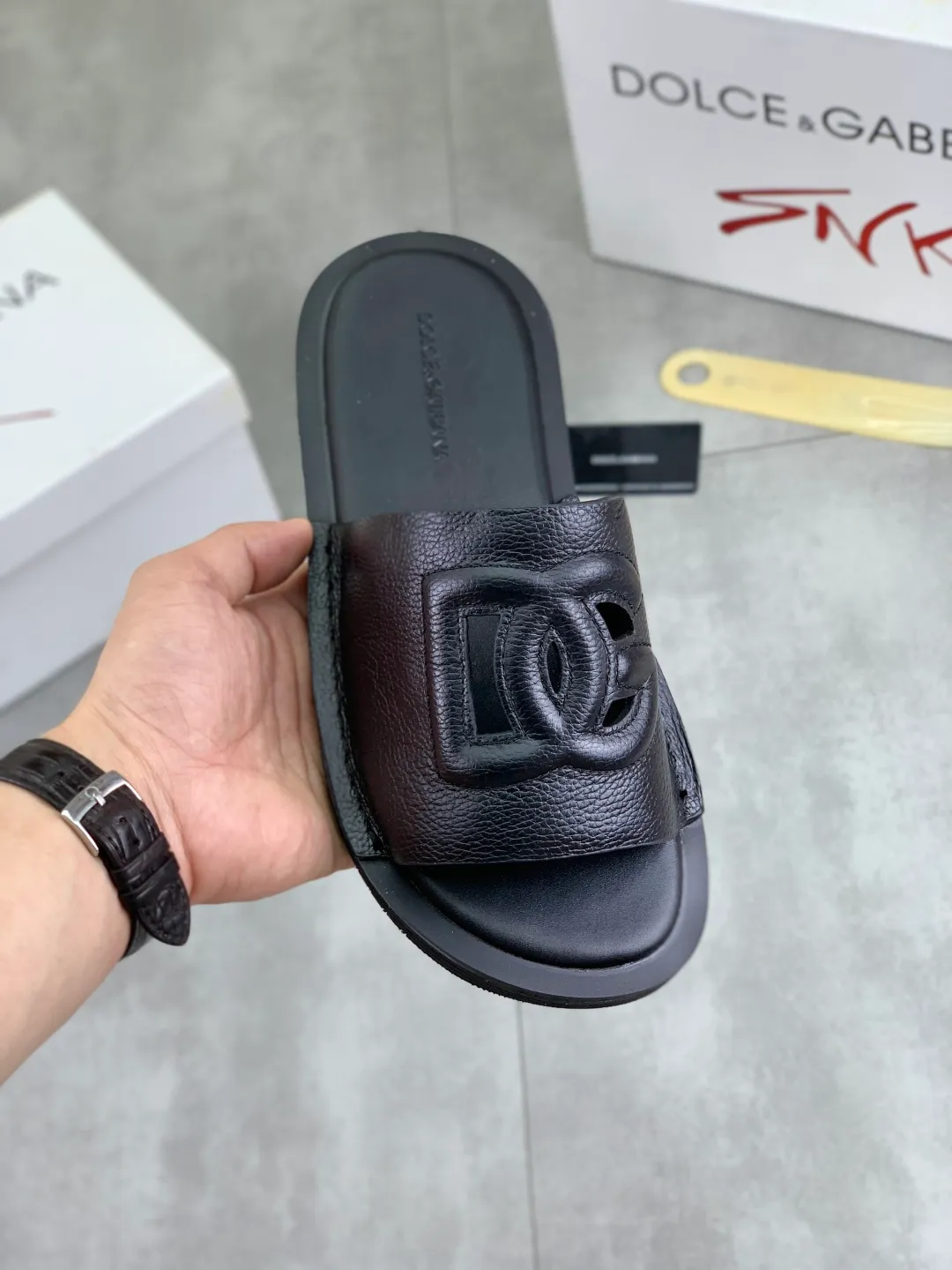 Men's shoes 💰P340 [New model] 💰High quality slippers💎💎💎 DG official website synchronizes the latest slippers 🩴 The highest version on the market, accept material comparison, shoe type comparison, process comparison, practical and textured, versatile and suitable for any occasion, the more you look at it, the more flavorful it becomes. Purely handmade craftsmanship - Upper material, calfskin imported from Italy 🇮🇹 - High-quality water-dyed sheepskin lining - Original high-quality private model customized combination outsole (super comfortable) -Size: 38-45 Color: 6️⃣ colors available